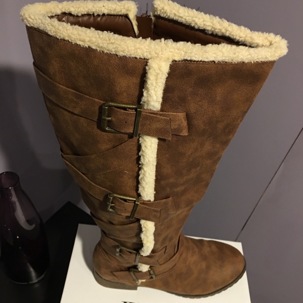 Just Fab Woman’s winter boots 👢 Dalaney wide.